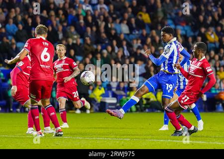 Sheffield, Großbritannien. September 2023. Sheffield Wednesday Mittelfeldspieler Tyreeq Bakinson (19) schießt beim Sheffield Wednesday FC gegen Middlesbrough FC EFL Sky Bet Championship Match im Hillsborough Stadium, Sheffield, Großbritannien am 19. September 2023 auf das Tor Credit: Every Second Media/Alamy Live News Stockfoto