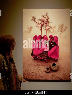 Eine Frau schaut sich ein Foto des amerikanischen Fotojournalisten Steve McCurry an Stockfoto