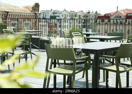 Café im Beobachtungsbereich. Tische und Stühle auf der Terrasse vor der wunderschönen Stadtlandschaft Stockfoto