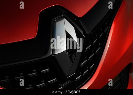 Izmir, Türkei - 2. August 2023: Nahaufnahme des Logos auf der Vorderseite eines Renault Clio, das das emblematische Design der Marke hervorhebt. Stockfoto