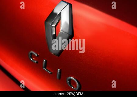 Izmir, Türkei - 2. August 2023: Eine Nahaufnahme des Logos auf dem Kofferraum eines roten Renault Clio, der die komplizierten Details und die Markenidentität einfängt. Stockfoto