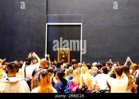 Im Louvre in Paris, Frankreich, treffen sich Menschenmassen um das Gemälde Mona Lisa Stockfoto