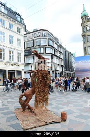 Schwebender Mann Illusion Entertainer in der Amagertorv Fußgängerzone in Kopenhagen, Dänemark. Stockfoto