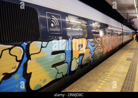 Passagiere auf dem Bahnsteig im Kopenhagener Bahnhof. Stockfoto