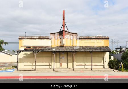 STANTON, KALIFORNIEN - 17. SEPTEMBER 2023: Baumans Fabulous Market, 1912 als Rathaus erbaut, wurde 1921 zu einem Markt. Es ist nun verlassen, aber REM Stockfoto