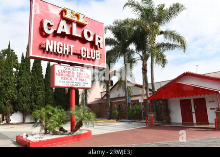ANAHEIM, KALIFORNIEN - 17. SEPTEMBER 2023: El Calor Mexican Night Club auf der Lincoln Avenue. Stockfoto