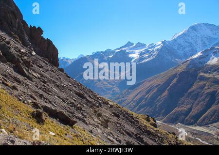 Der Blick auf die verwüstete vulkanische Landschaft auf dem Treck zum Mount Elbrus, Russland. Panorama, Kopierraum für Text Stockfoto