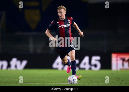 Victor Kristiansen von Bologna FC in Aktion während des Fußballspiels der Serie A zwischen Hellas Verona FC und Bologna FC. Stockfoto