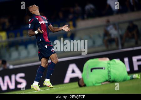 Dan Ndoye vom Bologna FC sieht während des Serie-A-Fußballspiels zwischen Hellas Verona FC und Bologna FC zurückgeschlagen aus. Stockfoto