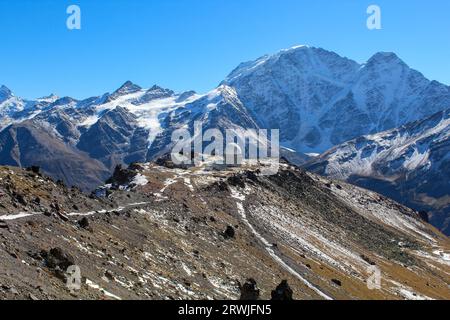 Der Blick auf das alte Observatorium während des Akklimatisierungsweges in der Region Elbrus, Nordkaukasus, Russland Stockfoto