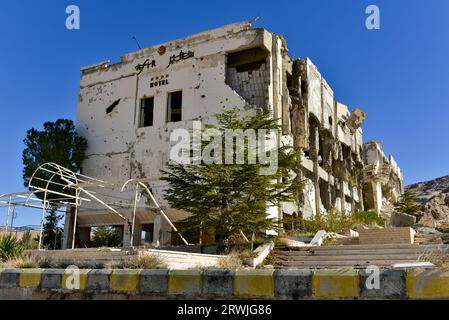 Ruinen des Safir Hotel (im Bürgerkrieg bombardiert) in Maaloula, einer aramäisch sprechenden christlichen Stadt, die auf zerklüfteten Bergen in Syrien erbaut wurde Stockfoto