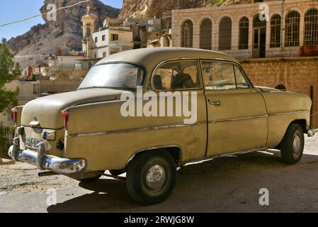 Ein Vintage volvo in Maaloula, einer aramäisch sprechenden christlichen Stadt, die auf zerklüfteten Bergen in Syrien erbaut wurde Stockfoto