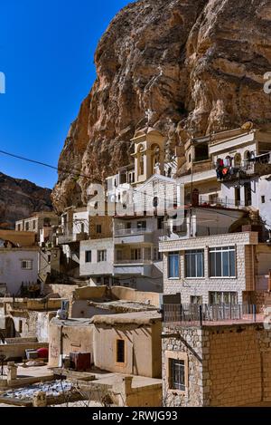 Häuser auf einer Klippe in Maaloula, einer aramäisch sprechenden christlichen Stadt, die auf zerklüfteten Bergen in Syrien erbaut wurde Stockfoto