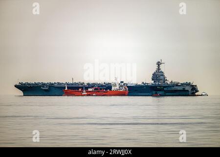 Triest, Italien. September 2023. US Navy Flugzeugträger USS Gerald R. Ford ankerte am Golf von Triest. Die USS Gerald R. Ford ist das größte Kriegsschiff der Welt. (Foto: Andrej Tarfila/SOPA Images/SIPA USA) Credit: SIPA USA/Alamy Live News Stockfoto