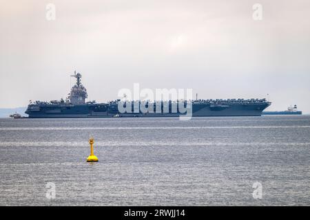 Triest, Italien. September 2023. US Navy Flugzeugträger USS Gerald R. Ford ankerte am Golf von Triest. Die USS Gerald R. Ford ist das größte Kriegsschiff der Welt. (Foto: Andrej Tarfila/SOPA Images/SIPA USA) Credit: SIPA USA/Alamy Live News Stockfoto