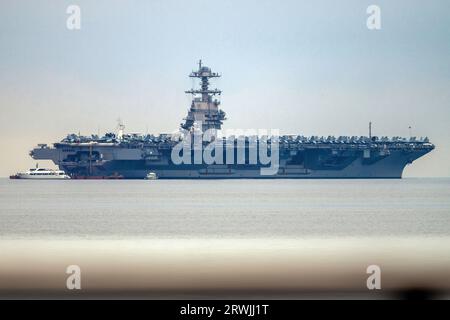 Triest, Italien. September 2023. US Navy Flugzeugträger USS Gerald R. Ford ankerte am Golf von Triest. Die USS Gerald R. Ford ist das größte Kriegsschiff der Welt. (Foto: Andrej Tarfila/SOPA Images/SIPA USA) Credit: SIPA USA/Alamy Live News Stockfoto