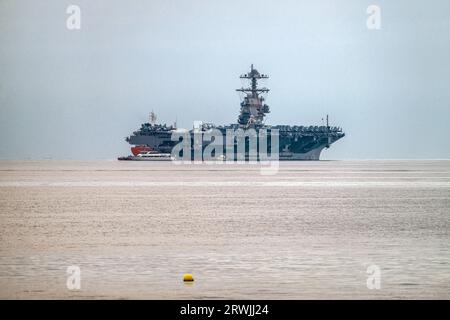 Triest, Italien. September 2023. US Navy Flugzeugträger USS Gerald R. Ford ankerte am Golf von Triest. Die USS Gerald R. Ford ist das größte Kriegsschiff der Welt. (Foto: Andrej Tarfila/SOPA Images/SIPA USA) Credit: SIPA USA/Alamy Live News Stockfoto