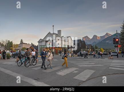 Canmore, Alberta, Kanada – 16. September 2023: Am Abend überqueren die Menschen die Main Street und die Marra Street Stockfoto