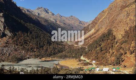 Blick aus der Vogelperspektive auf den Madhuri-See oder den Sonnentersee, umgeben von himalaya-Bergen nahe der Grenze zu indien china in tawang, arunachal pradesh, indien Stockfoto