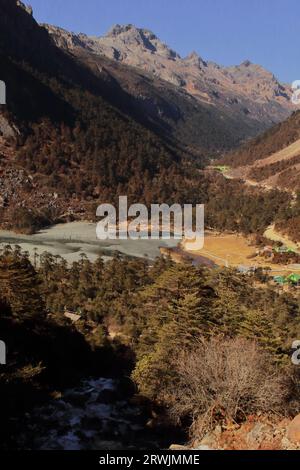 Blick aus der Vogelperspektive auf den Madhuri-See oder den Sonnentersee, umgeben von himalaya-Bergen nahe der Grenze zu indien china in tawang, arunachal pradesh, indien Stockfoto