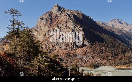 Blick aus der Vogelperspektive auf den Madhuri-See oder den Sonnentersee, umgeben von himalaya-Bergen nahe der Grenze zu indien china in tawang, arunachal pradesh, indien Stockfoto