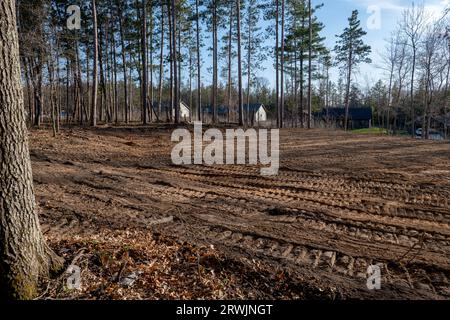 Leeres Baugrundstück, mit ebenem Boden und vorbereitet für den zukünftigen Bau eines neuen Hauses, in einer schönen Nachbarschaft. Stockfoto