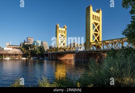 Foto von der Golden Tower Bridge über den Sacramento River. Die Brücke ist der westliche Einstiegspunkt in die Stadt Sacramento, Hauptstadt von Calif Stockfoto