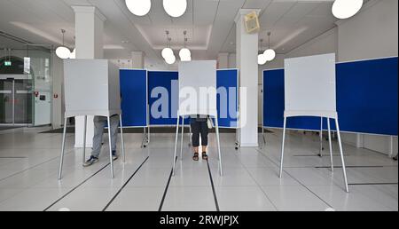 Nordhausen, Deutschland. September 2023. Das Wahlamt für Abwesende im Rathaus Nordhausen ist geöffnet. Die Stichwahl zum Oberbürgermeister von Nordhausen findet am 24. September statt. Wahlberechtigte können zwischen dem AfD-Kandidaten Jörg Prophet und dem Amtsinhaber Kai Buchmann (unabhängig) wählen. Der Prophet hatte in der ersten Runde rund 42 Prozent der Stimmen erhalten. Er war der erste AfD-Bürgermeister in Deutschland. Quelle: Martin Schutt/dpa/Alamy Live News Stockfoto