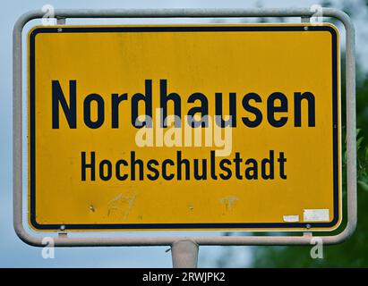 Nordhausen, Deutschland. September 2023. Die „Universitätsstadt“ steht auf dem Ortsschild von Nordhausen. Die Stichwahl zum Oberbürgermeister in Nordhausen findet am 24. September statt. Wahlberechtigte können zwischen dem AfD-Kandidaten Jörg Prophet und dem Amtsinhaber Kai Buchmann (unabhängig) wählen. Der Prophet hatte in der ersten Runde rund 42 Prozent der Stimmen erhalten. Er war der erste AfD-Bürgermeister in Deutschland. Quelle: Martin Schutt/dpa/Alamy Live News Stockfoto