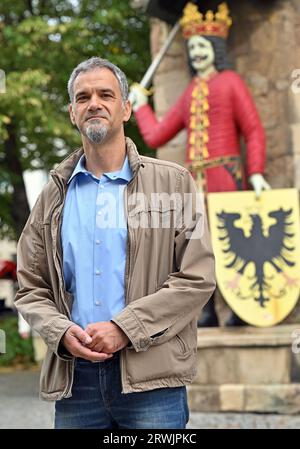 Nordhausen, Deutschland. September 2023. Kai Buchmann, der Oberbürgermeister von Nordhausen, steht vor dem Nordhausener Roland, einer Ritterstatue am Alten Rathaus. Die Stichwahl zur Oberbürgermeisterwahl in Nordhausen findet am 24. September statt. Wahlberechtigte können zwischen dem AfD-Kandidaten Jörg Prophet und dem Amtsinhaber Kai Buchmann (unabhängig) wählen. Der Prophet hatte in der ersten Runde rund 42 Prozent der Stimmen erhalten. Er war der erste AfD-Bürgermeister in Deutschland. Quelle: Martin Schutt/dpa/Alamy Live News Stockfoto