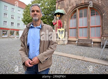 Nordhausen, Deutschland. September 2023. Kai Buchmann, der Oberbürgermeister von Nordhausen, steht vor dem Nordhausener Roland, einer Ritterstatue am Alten Rathaus. Die Stichwahl zur Oberbürgermeisterwahl in Nordhausen findet am 24. September statt. Wahlberechtigte können zwischen dem AfD-Kandidaten Jörg Prophet und dem Amtsinhaber Kai Buchmann (unabhängig) wählen. Der Prophet hatte in der ersten Runde rund 42 Prozent der Stimmen erhalten. Er war der erste AfD-Bürgermeister in Deutschland. Quelle: Martin Schutt/dpa/Alamy Live News Stockfoto