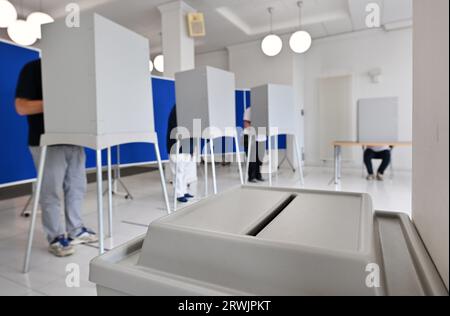 Nordhausen, Deutschland. September 2023. Das Wahlamt für Abwesende im Rathaus Nordhausen ist geöffnet. Die Stichwahl zum Oberbürgermeister von Nordhausen findet am 24. September statt. Wahlberechtigte können zwischen dem AfD-Kandidaten Jörg Prophet und dem Amtsinhaber Kai Buchmann (unabhängig) wählen. Der Prophet hatte in der ersten Runde rund 42 Prozent der Stimmen erhalten. Er war der erste AfD-Bürgermeister in Deutschland. Quelle: Martin Schutt/dpa/Alamy Live News Stockfoto