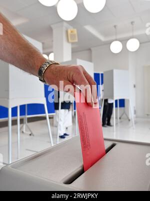 Nordhausen, Deutschland. September 2023. Das Wahlamt für Abwesende im Rathaus Nordhausen ist geöffnet. Die Stichwahl zum Oberbürgermeister von Nordhausen findet am 24. September statt. Wahlberechtigte können zwischen dem AfD-Kandidaten Jörg Prophet und dem Amtsinhaber Kai Buchmann (unabhängig) wählen. Der Prophet hatte in der ersten Runde rund 42 Prozent der Stimmen erhalten. Er war der erste AfD-Bürgermeister in Deutschland. Quelle: Martin Schutt/dpa/Alamy Live News Stockfoto
