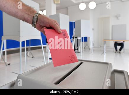 Nordhausen, Deutschland. September 2023. Das Wahlamt für Abwesende im Rathaus Nordhausen ist geöffnet. Die Stichwahl zum Oberbürgermeister von Nordhausen findet am 24. September statt. Wahlberechtigte können zwischen dem AfD-Kandidaten Jörg Prophet und dem Amtsinhaber Kai Buchmann (unabhängig) wählen. Der Prophet hatte in der ersten Runde rund 42 Prozent der Stimmen erhalten. Er war der erste AfD-Bürgermeister in Deutschland. Quelle: Martin Schutt/dpa/Alamy Live News Stockfoto