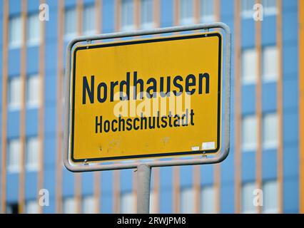 Nordhausen, Deutschland. September 2023. Die „Universitätsstadt“ steht auf dem Ortsschild von Nordhausen. Die Stichwahl zum Oberbürgermeister in Nordhausen findet am 24. September statt. Wahlberechtigte können zwischen dem AfD-Kandidaten Jörg Prophet und dem Amtsinhaber Kai Buchmann (unabhängig) wählen. Der Prophet hatte in der ersten Runde rund 42 Prozent der Stimmen erhalten. Er war der erste AfD-Bürgermeister in Deutschland. Quelle: Martin Schutt/dpa/Alamy Live News Stockfoto