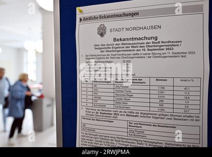 Nordhausen, Deutschland. September 2023. Das Wahlamt für Abwesende im Rathaus Nordhausen ist geöffnet. Die Stichwahl zum Oberbürgermeister von Nordhausen findet am 24. September statt. Wahlberechtigte können zwischen dem AfD-Kandidaten Jörg Prophet und dem Amtsinhaber Kai Buchmann (unabhängig) wählen. Der Prophet hatte in der ersten Runde rund 42 Prozent der Stimmen erhalten. Er war der erste AfD-Bürgermeister in Deutschland. Quelle: Martin Schutt/dpa/Alamy Live News Stockfoto