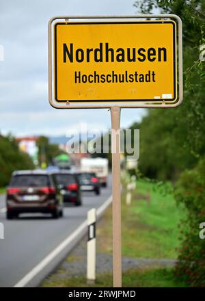 Nordhausen, Deutschland. September 2023. Die „Universitätsstadt“ steht auf dem Ortsschild von Nordhausen. Die Stichwahl zum Oberbürgermeister in Nordhausen findet am 24. September statt. Wahlberechtigte können zwischen dem AfD-Kandidaten Jörg Prophet und dem Amtsinhaber Kai Buchmann (unabhängig) wählen. Der Prophet hatte in der ersten Runde rund 42 Prozent der Stimmen erhalten. Er war der erste AfD-Bürgermeister in Deutschland. Quelle: Martin Schutt/dpa/Alamy Live News Stockfoto