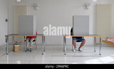 Nordhausen, Deutschland. September 2023. Das Wahlamt für Abwesende im Rathaus Nordhausen ist geöffnet. Die Stichwahl zum Oberbürgermeister von Nordhausen findet am 24. September statt. Wahlberechtigte können zwischen dem AfD-Kandidaten Jörg Prophet und dem Amtsinhaber Kai Buchmann (unabhängig) wählen. Der Prophet hatte in der ersten Runde rund 42 Prozent der Stimmen erhalten. Er war der erste AfD-Bürgermeister in Deutschland. Quelle: Martin Schutt/dpa/Alamy Live News Stockfoto