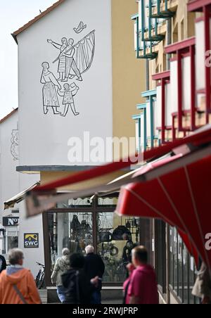 Nordhausen, Deutschland. September 2023. Ein Wandgemälde ist auf einem Wohnhaus in Nordhausen zu sehen. Die Stichwahl zur Oberbürgermeisterwahl in Nordhausen findet am 24. September statt. Wahlberechtigte können zwischen dem AfD-Kandidaten Jörg Prophet und dem Amtsinhaber Kai Buchmann (unabhängig) wählen. Der Prophet hatte in der ersten Runde rund 42 Prozent der Stimmen erhalten. Er war der erste AfD-Bürgermeister in Deutschland. Quelle: Martin Schutt/dpa/Alamy Live News Stockfoto