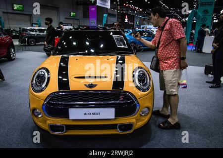 Bangkok, Bangkok, Thailand. 27. August 2023. Am 27. August 2023 besichtigen Besucher während der Thailand Big Motor Sale 2023 im Bangkok International Trade and Exhibition Center ein MINIAUTO (Bild: © Wissarut Weerasopon/ZUMA Press Wire) NUR REDAKTIONELLE NUTZUNG! Nicht für kommerzielle ZWECKE! Stockfoto