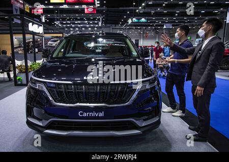 Bangkok, Bangkok, Thailand. 27. August 2023. Am 27. August 2023 inspizieren Besucher während der Thailand Big Motor Sale 2023 im Bangkok International Trade and Exhibition Center einen Karnevalswagen von KIA (Foto: © Wissarut Weerasopon/ZUMA Press Wire) NUR REDAKTIONELLE NUTZUNG! Nicht für kommerzielle ZWECKE! Stockfoto