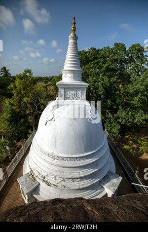 Die Stupa, die auf einem Felsvorsprung bei Isurumuni Raja Maha Viharaya in Anuradhapura in Sri Lanka sitzt. Stockfoto