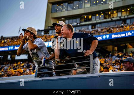 Morgantown, WV, USA. September 2023. 16. September 2023: Fans während der West Virginia University (WVU) vs. Der University of Pittsburgh (Pitt) in Morgantown, WV im Milan Puskar Stadium. Bradley Martin/AMG (Bildnachweis: © AMG/AMG über ZUMA Press Wire) NUR REDAKTIONELLE VERWENDUNG! Nicht für kommerzielle ZWECKE! Stockfoto
