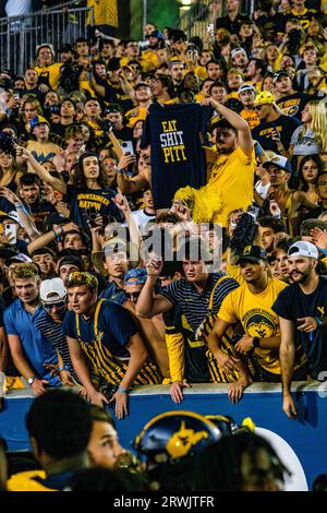 Morgantown, WV, USA. September 2023. 16. September 2023: Fans während der West Virginia University (WVU) vs. Der University of Pittsburgh (Pitt) in Morgantown, WV im Milan Puskar Stadium. Bradley Martin/AMG (Bildnachweis: © AMG/AMG über ZUMA Press Wire) NUR REDAKTIONELLE VERWENDUNG! Nicht für kommerzielle ZWECKE! Stockfoto