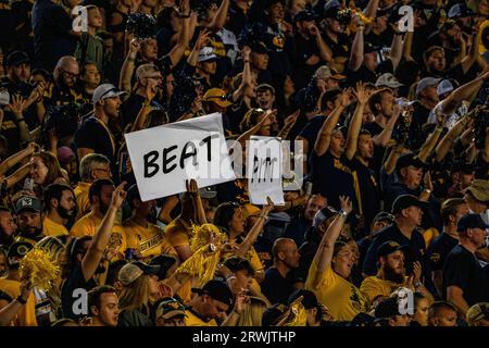 Morgantown, WV, USA. September 2023. 16. September 2023: Fans während der West Virginia University (WVU) vs. Der University of Pittsburgh (Pitt) in Morgantown, WV im Milan Puskar Stadium. Bradley Martin/AMG (Bildnachweis: © AMG/AMG über ZUMA Press Wire) NUR REDAKTIONELLE VERWENDUNG! Nicht für kommerzielle ZWECKE! Stockfoto