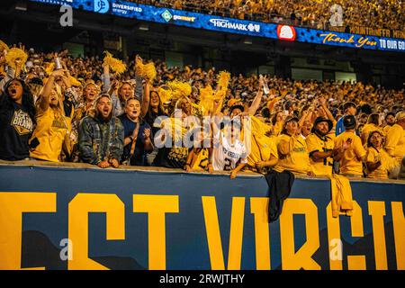 Morgantown, WV, USA. September 2023. 16. September 2023: Fans während der West Virginia University (WVU) vs. Der University of Pittsburgh (Pitt) in Morgantown, WV im Milan Puskar Stadium. Bradley Martin/AMG (Bildnachweis: © AMG/AMG über ZUMA Press Wire) NUR REDAKTIONELLE VERWENDUNG! Nicht für kommerzielle ZWECKE! Stockfoto