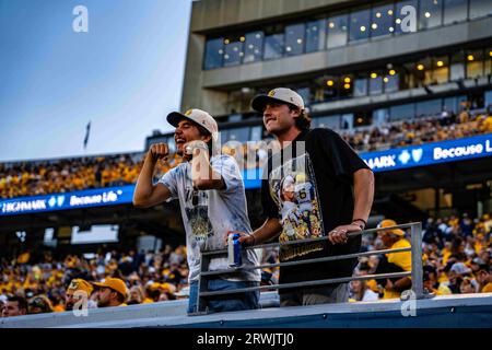 Morgantown, WV, USA. September 2023. 16. September 2023: Fans während der West Virginia University (WVU) vs. Der University of Pittsburgh (Pitt) in Morgantown, WV im Milan Puskar Stadium. Bradley Martin/AMG (Bildnachweis: © AMG/AMG über ZUMA Press Wire) NUR REDAKTIONELLE VERWENDUNG! Nicht für kommerzielle ZWECKE! Stockfoto