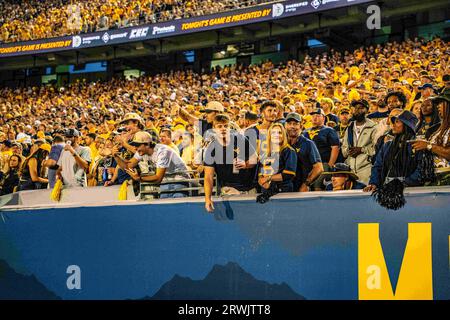 Morgantown, WV, USA. September 2023. 16. September 2023: Fans während der West Virginia University (WVU) vs. Der University of Pittsburgh (Pitt) in Morgantown, WV im Milan Puskar Stadium. Bradley Martin/AMG (Bildnachweis: © AMG/AMG über ZUMA Press Wire) NUR REDAKTIONELLE VERWENDUNG! Nicht für kommerzielle ZWECKE! Stockfoto