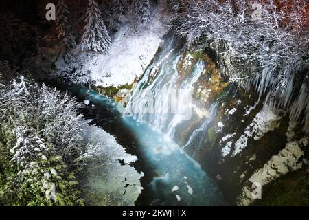 Shirahige Wasserfälle beleuchtet Stockfoto