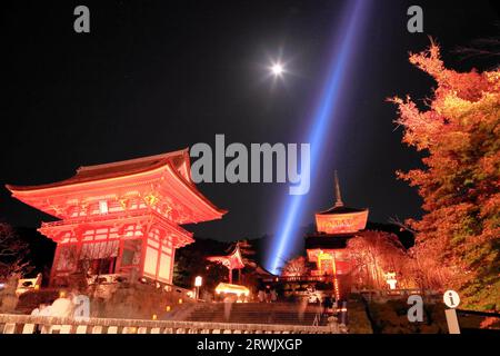 Der Kiyomizu-dera-Tempel ist in Herbstblättern erleuchtet Stockfoto